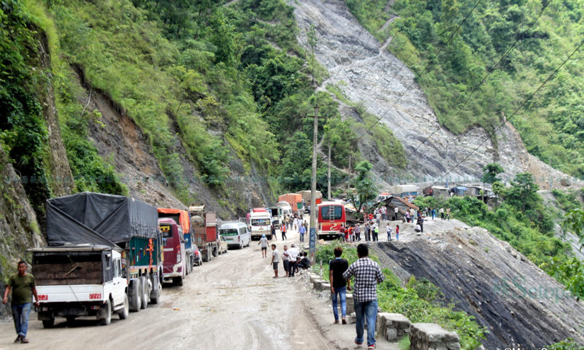 पहिरोले नारायणगढ-मुग्लिन सडकखण्ड अवरूद्ध