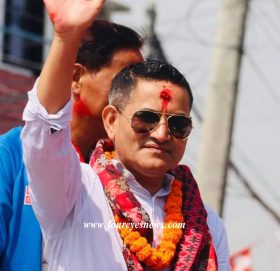 कांग्रेस नेता हरिबोल भण्डारीद्वारा सगरमाथा पिपल टोल सुधार समितिलाई सडक बत्ती सहयोग