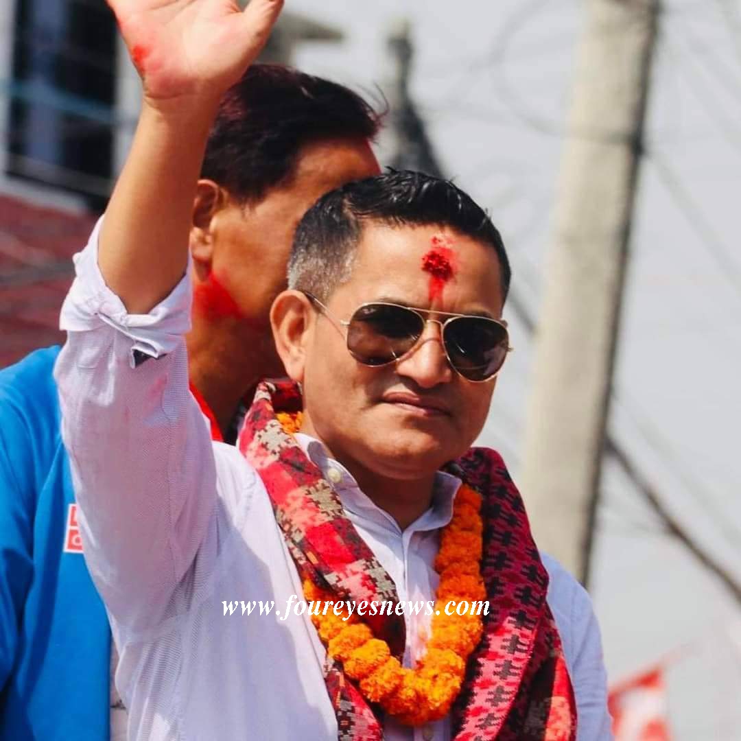 कांग्रेस नेता हरिबोल भण्डारीद्वारा सगरमाथा पिपल टोल सुधार समितिलाई सडक बत्ती सहयोग