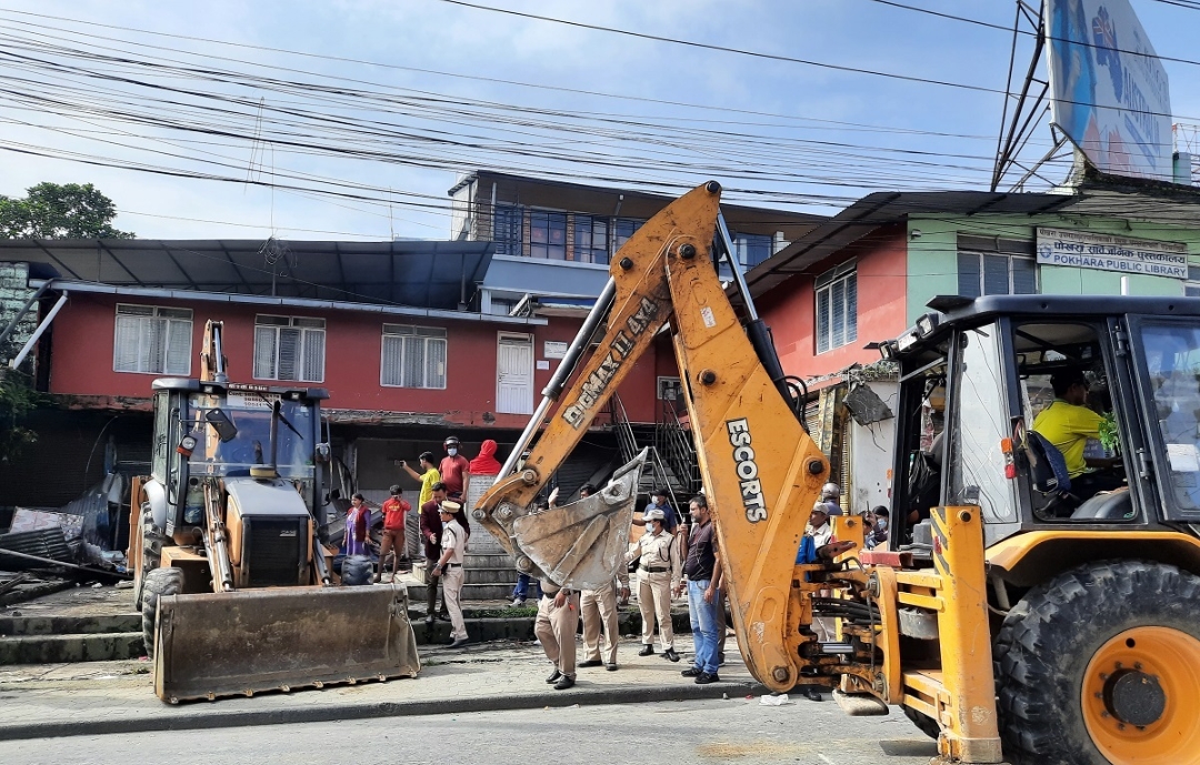 पोखरा महानगरले पनि हटाउन थाल्यो अनधिकृत संरचना