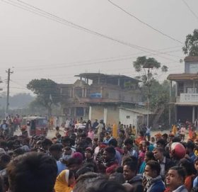 महोत्तरीको रामगोपालपुरमा स्थानीय र प्रहरीबीच झडप‚ चार प्रहरी घाइते