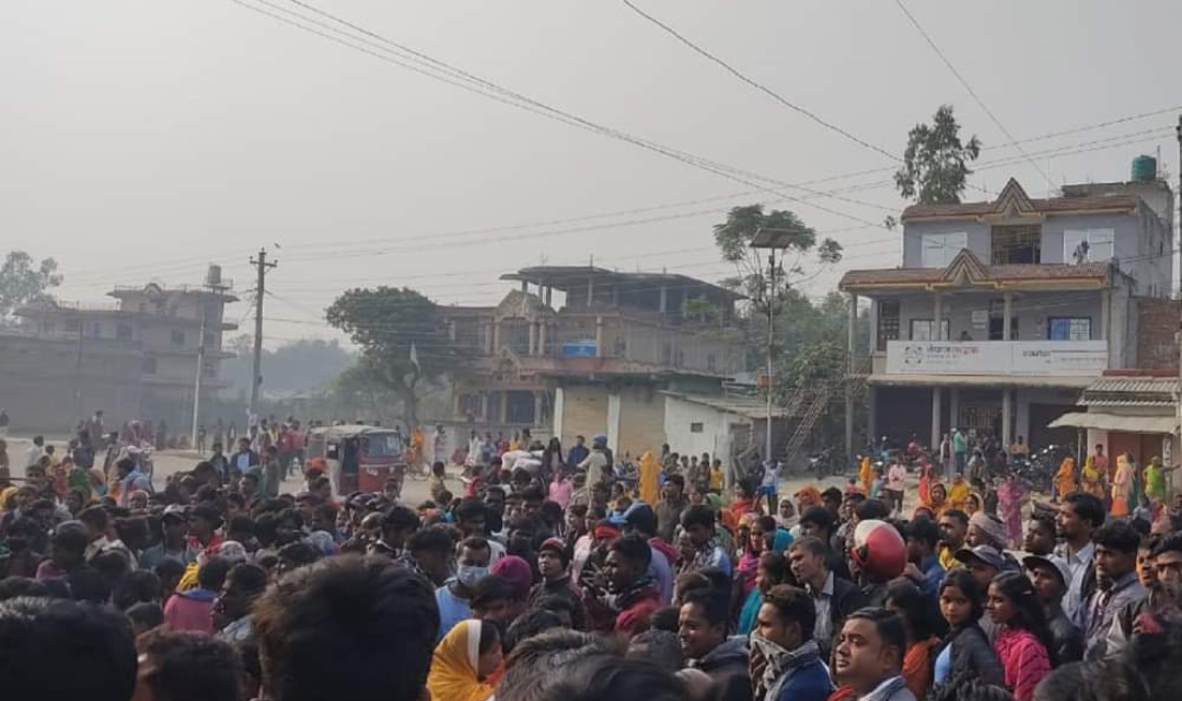 महोत्तरीको रामगोपालपुरमा स्थानीय र प्रहरीबीच झडप‚ चार प्रहरी घाइते