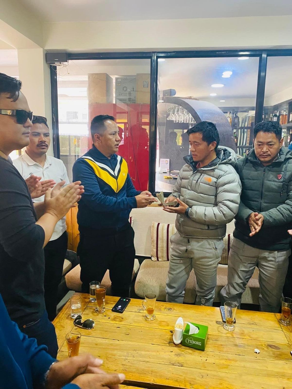 करेन्ट लागेका मृतक परिवारलाई आर्थिक सहयोग