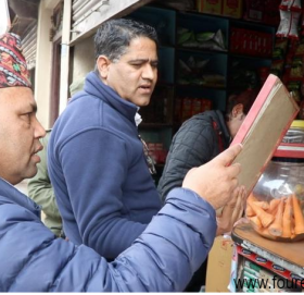 गोकर्णेश्वर नगरपालिकाले बजार अनुगमनलाई तिब्र पार्दै , प्रमुख प्रशासकीय अधिकृत नै अभियानमा