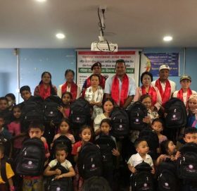 राष्ट्रिय युवा तथा महिला समाजद्वारा शैक्षिक सामाग्री वितरण