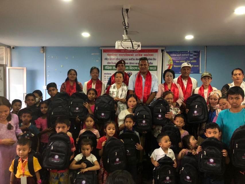 राष्ट्रिय युवा तथा महिला समाजद्वारा शैक्षिक सामाग्री वितरण