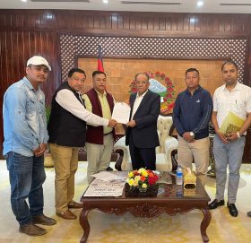 प्रधानमन्त्री पुष्पकमल दाहाल प्रचण्ड, प्रतिनिधिसभा सदस्य सन्तोष चालिसे र सांसद बिमल ठकुरीबीच भेटवार्ता