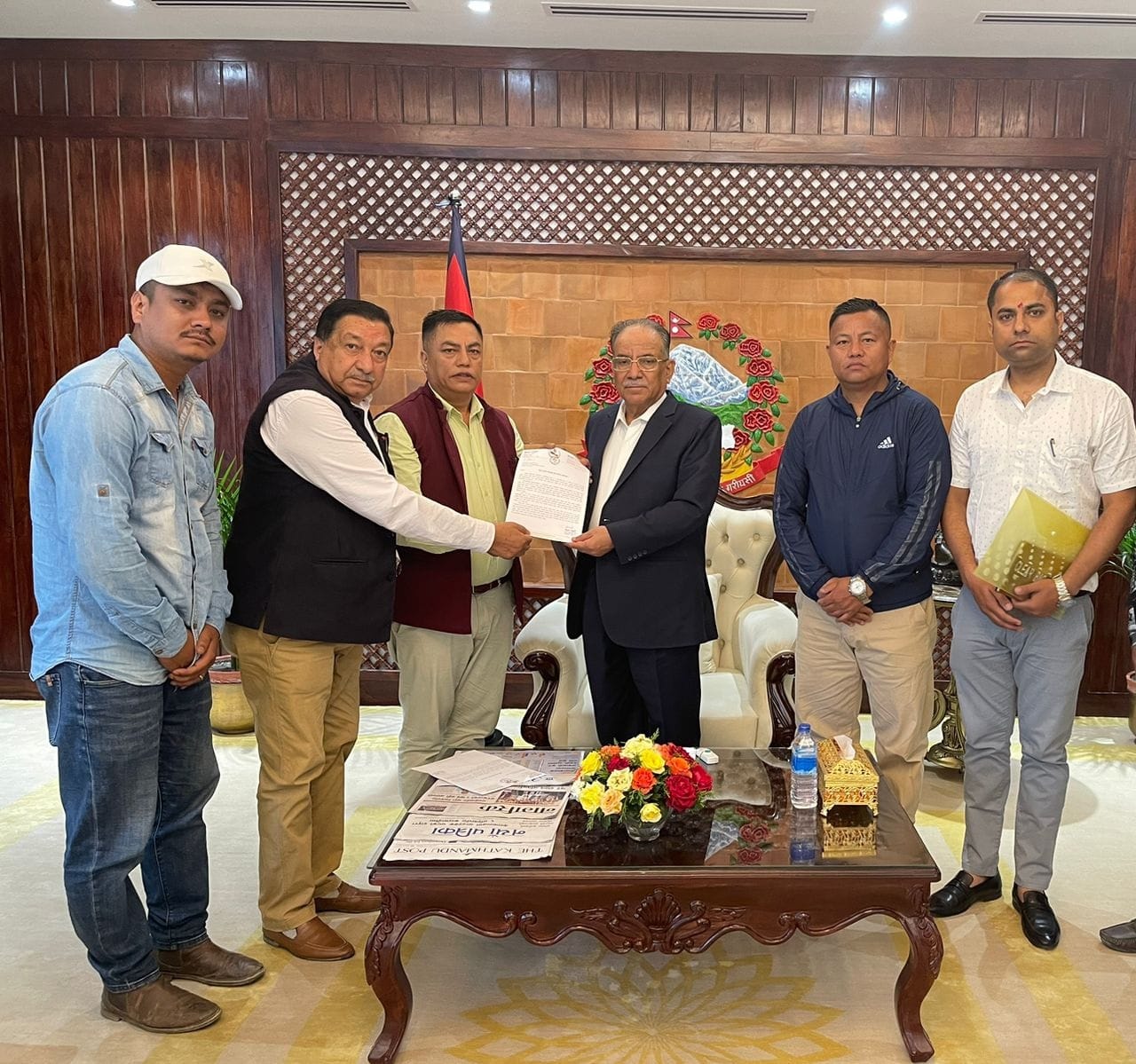 प्रधानमन्त्री पुष्पकमल दाहाल प्रचण्ड, प्रतिनिधिसभा सदस्य सन्तोष चालिसे र सांसद बिमल ठकुरीबीच भेटवार्ता