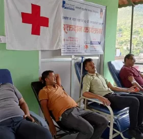 मदन भण्डारीको जन्मजयन्तीमा रामेछापमा रक्तदान