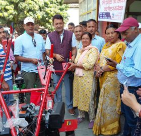 ५० प्रतिशत अनुदानमा कृषकलाइ ४५ वटा मिनी ट्रयाकटर तथा प्लास्टिक टनेल वितरण