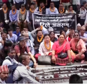 सेवासुविधा वृद्धिसहित दरबन्दी कायम गर्न माग गर्दै सामुदायिक विद्यालयका कर्मचारीको अनशन