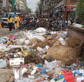 काठमाडौँको सडकमा थुप्रिएको फोहोर भोलिसम्ममा उठाइसक्ने
