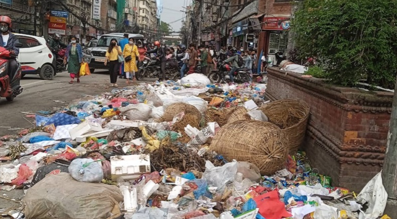 काठमाडौँको सडकमा थुप्रिएको फोहोर भोलिसम्ममा उठाइसक्ने