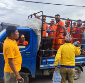 सुन्दरीजलबाट शुद्ध जल ल्याई बोलबम भक्तजनहरुलाई शुद्द पिउने पानी वितरण गर्दै लायन्सका सदस्यहरु