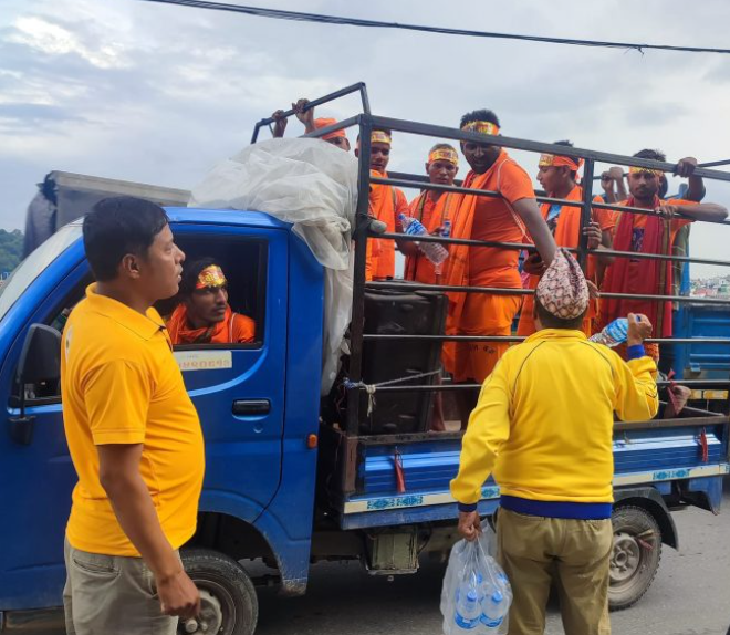 सुन्दरीजलबाट शुद्ध जल ल्याई बोलबम भक्तजनहरुलाई शुद्द पिउने पानी वितरण गर्दै लायन्सका सदस्यहरु