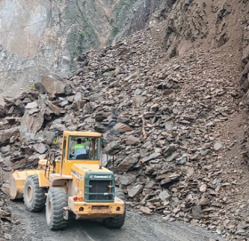 पहिरोका कारण नारायणगढ–मुग्लिन सडकको यात्रा अनिश्चित, पटक पटक पहिरो झर्दा हटाउन समस्या