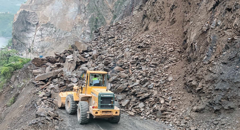 पहिरोका कारण नारायणगढ–मुग्लिन सडकको यात्रा अनिश्चित, पटक पटक पहिरो झर्दा हटाउन समस्या