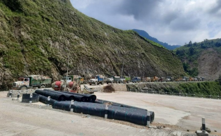 स्थानीयबासिन्दाको अवरोधका कारण काठमाडौंको फोहर बोकेका गाडी आज पनि बञ्चरेडाँडा पुग्न पाएनन्