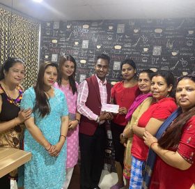 युवा नेता राजु सुनारद्वारा महिला समुहलाइ नगद सहयोग