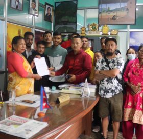 गोकर्णेश्वर नगरपालिकामा विभिन्न १५ बुँदे माग सहितको ज्ञापन पत्र बुझाउदै