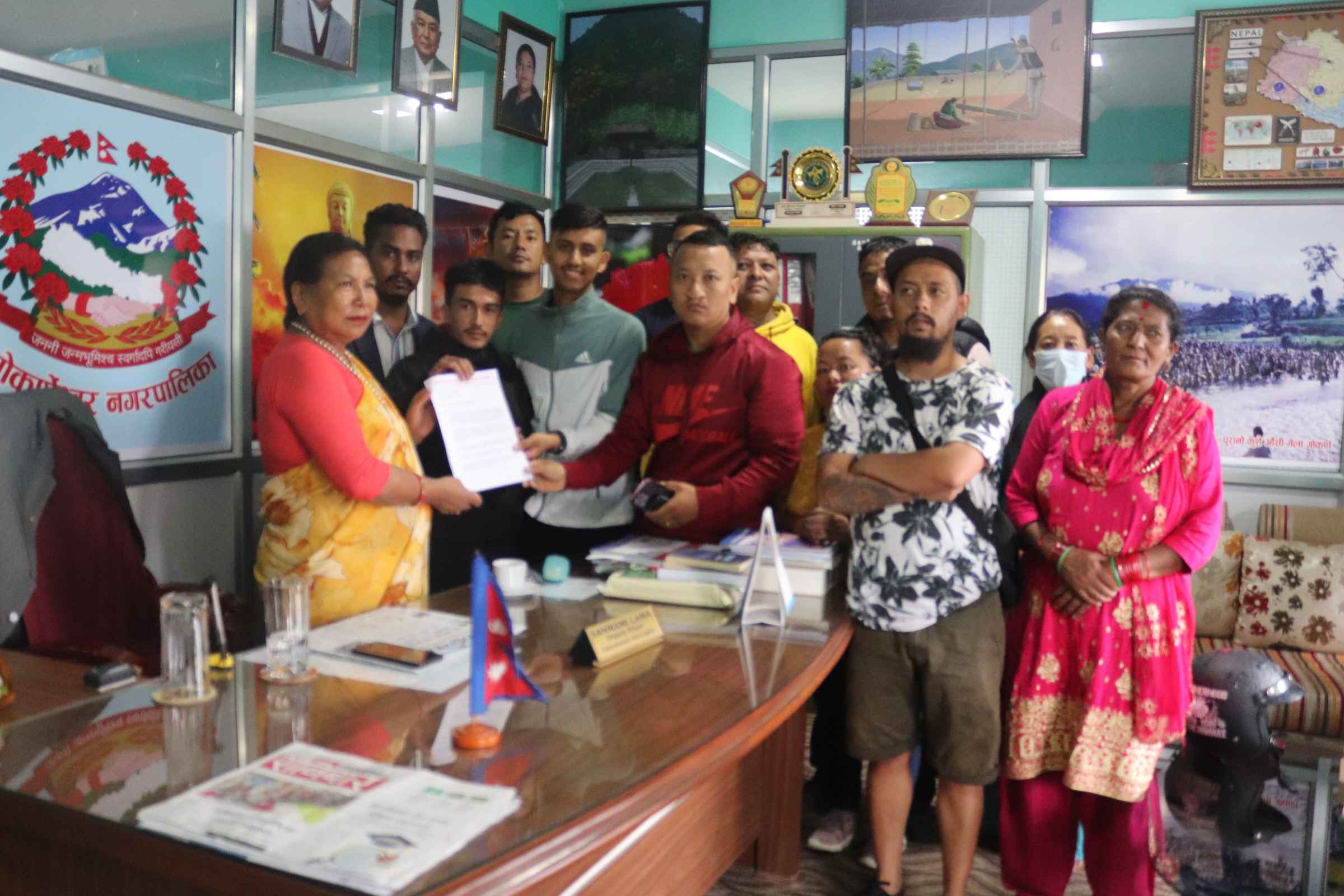 गोकर्णेश्वर नगरपालिकामा विभिन्न १५ बुँदे माग सहितको ज्ञापन पत्र बुझाउदै