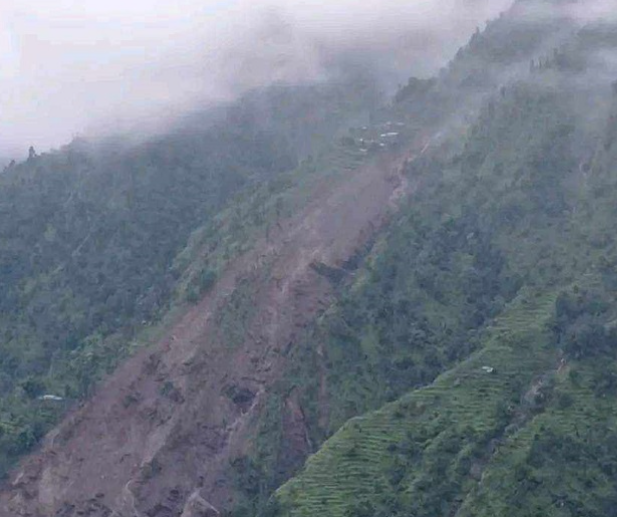 दोलखामा पहिरो : ३ वर्षका बालकको ज्यान गयो, ३ जना बेपत्ता