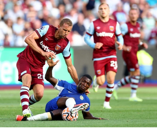 इङ्लिस प्रिमियर लिग फुटबलमा वेस्टह्यामसँग चेल्सी पराजित