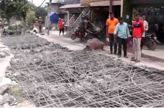 सामाखुसी खोलामाथि निर्माण गरिएको ‘स्ल्याब’ हटाउँदै काठमाडौं महानगर