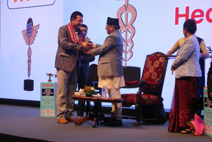 गोकर्णेश्वर नगरपालिकाका मेयर दिपक कुमार रिसाल स्वास्थ्य खबर हेल्थ अवार्डबाट सम्मानित,प्रधानमन्त्री प्रचण्डले दिए वधाई