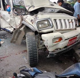 पेप्सीकोला–काँडाघारीमा बसले जीप, मोटरसाइकल र स्कुटरलाई ठक्कर दिँदा ६ जना घाइते
