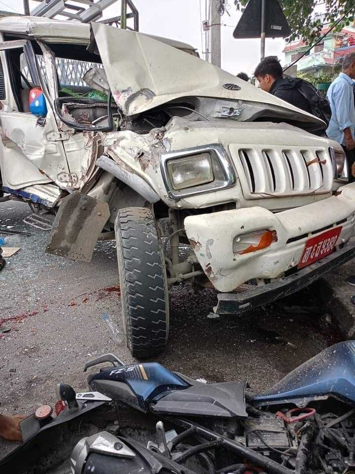 पेप्सीकोला–काँडाघारीमा बसले जीप, मोटरसाइकल र स्कुटरलाई ठक्कर दिँदा ६ जना घाइते