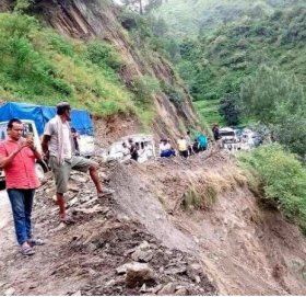 पहिरोले डडेलधुरा–दिपायल जोड्ने केआईसिंह राजमार्ग अवरुद्ध