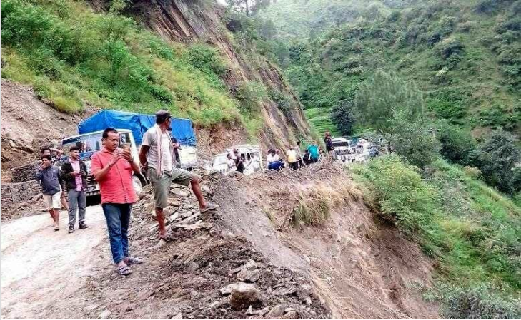 पहिरोले डडेलधुरा–दिपायल जोड्ने केआईसिंह राजमार्ग अवरुद्ध