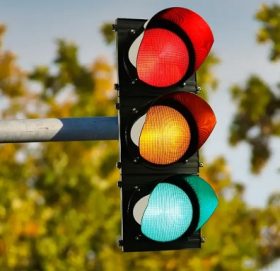 बबरमहलमा पैदलयात्रु आफैँले बटन थिचेर ट्राफिक लाइट बाल्ने प्रविधि सञ्चालनमा