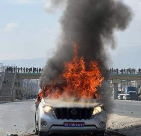भौतिक पूर्वाधार तथा यातायात मन्त्री प्रकाश ज्वालाको गाडिमा आगजनी ,कोटेश्वर बालकुमारी क्षेत्र तनावग्रस्त