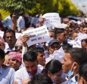 ११ दिनदेखि राजधानीको सडकमा छन् शिक्षक