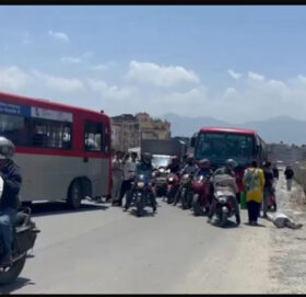 श्रीमतीलाई बाटो कटाएर फर्कंदा श्रीमान्‌लाई गाडीले ठक्कर दियो