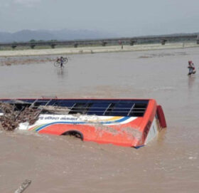 त्रियुगा नदीले बस बगायो