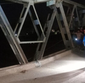 चोरमाराको पुल भाँच्चियो, पूर्व-पश्चिम राजमार्ग ठप्प