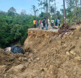बाढीले महेन्द्र राजमार्गको दाउन्ने, दुम्किबास र चोरमाराका वैकल्पिक सडक बगायो, यातायात ठप्प