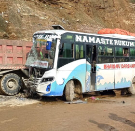 बस र टिपर ठोक्किँदा ७ जना घाइते