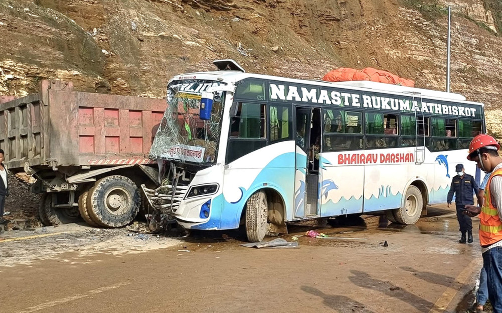बस र टिपर ठोक्किँदा ७ जना घाइते