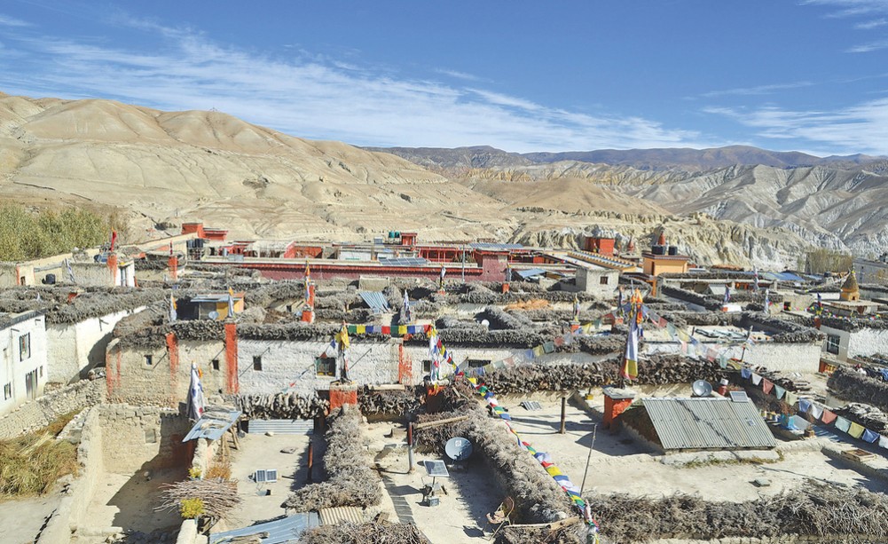 हिउँ कम र वर्षा धेरै हुन थालेपछि मुस्ताङका ‘मुन्डे घर’ जोखिममा